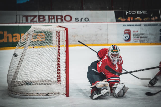 Ice Hockey — photography by Štefan Šraga (photo 12)